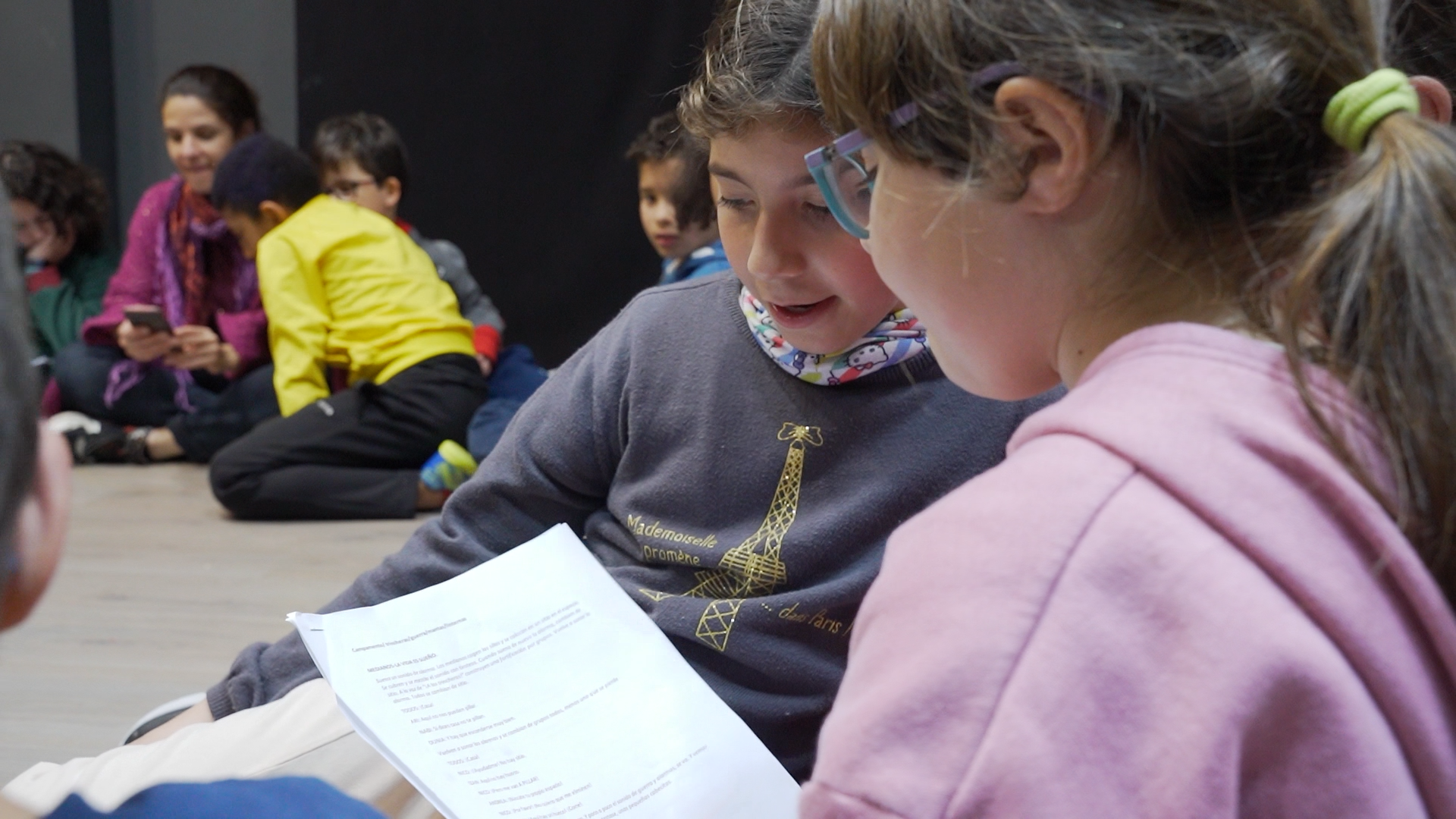 Niños y niñas del taller La Abadía cruza la calle